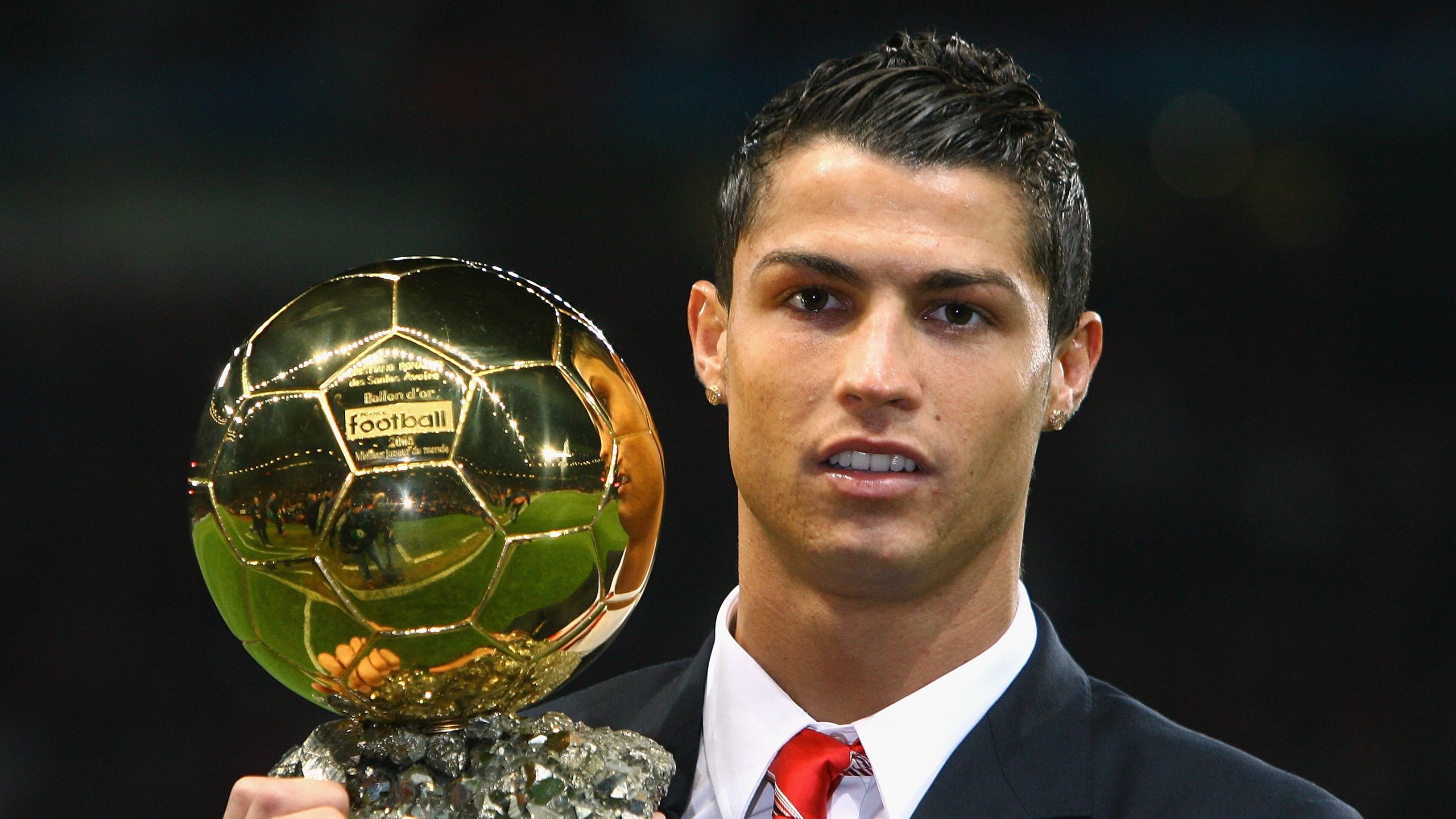 德甲足球文化持续繁荣，氛围浓厚增强归属感，德甲踢球风格