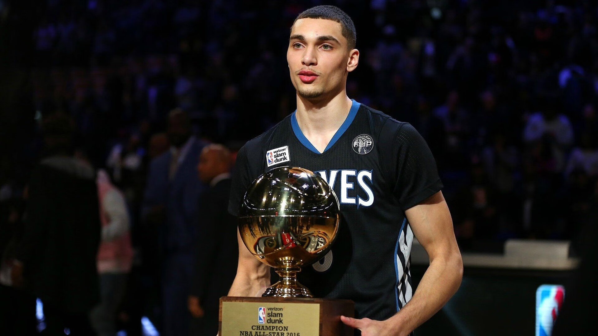 球队在全球篮球比赛中获得压倒性胜利，篮球队在赛场上